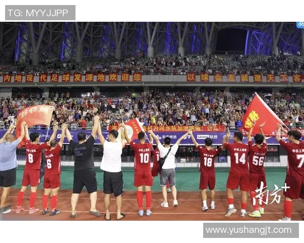 球星们齐聚一堂精彩瞬间定格足球赛场最震撼合照